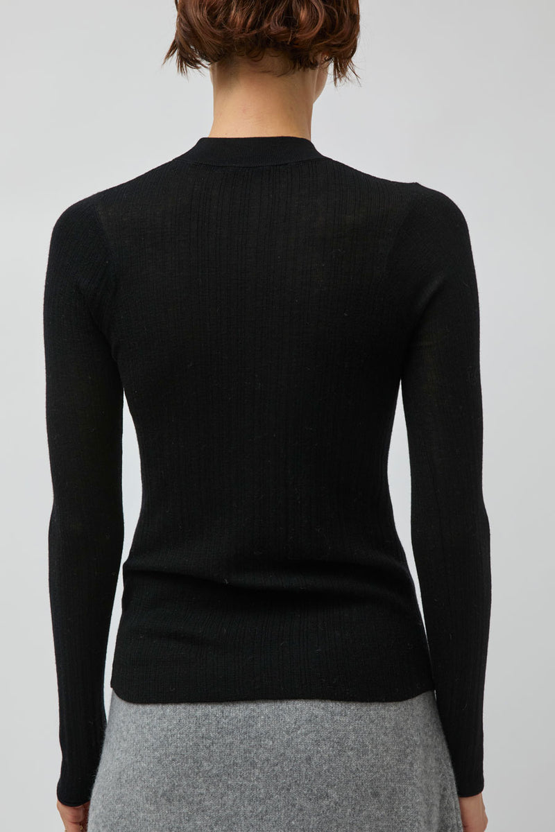 UMARMUNG Weightless Wool Crewneck Pullover in Black