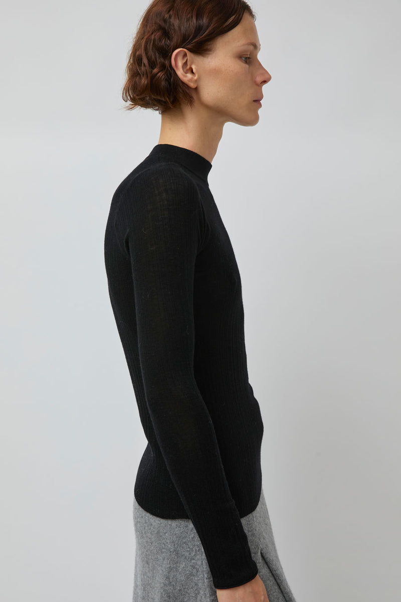 UMARMUNG Weightless Wool Crewneck Pullover in Black