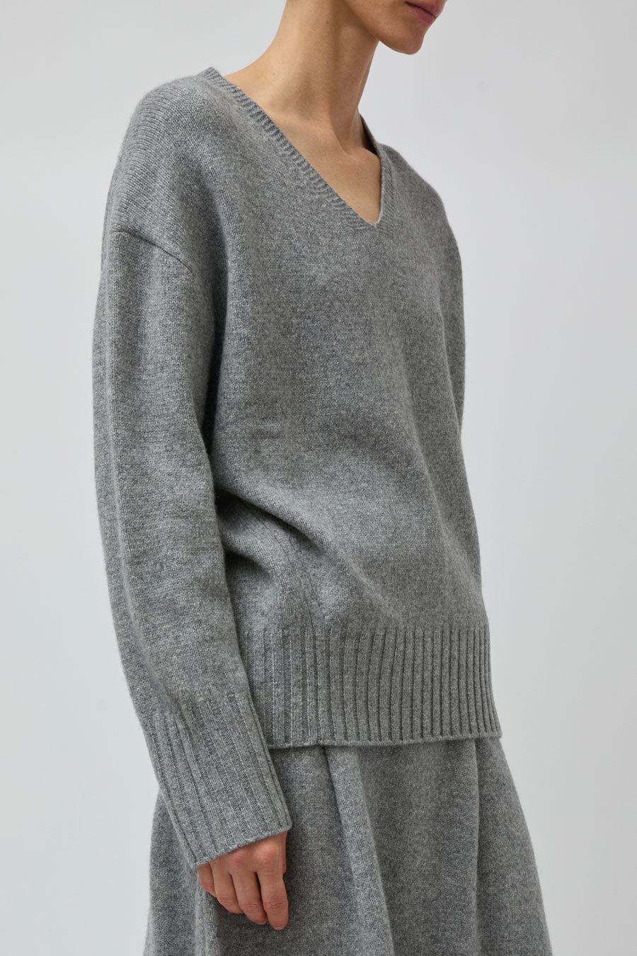UMARMUNG Wool Cashmere Oversized V Neck Pullover in Heather Grey