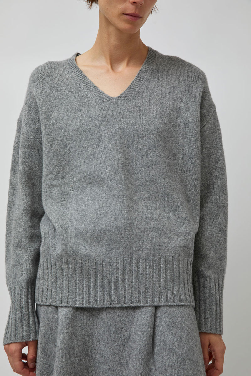 UMARMUNG Wool Cashmere Oversized V Neck Pullover in Heather Grey