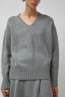 UMARMUNG Wool Cashmere Oversized V Neck Pullover in Heather Grey