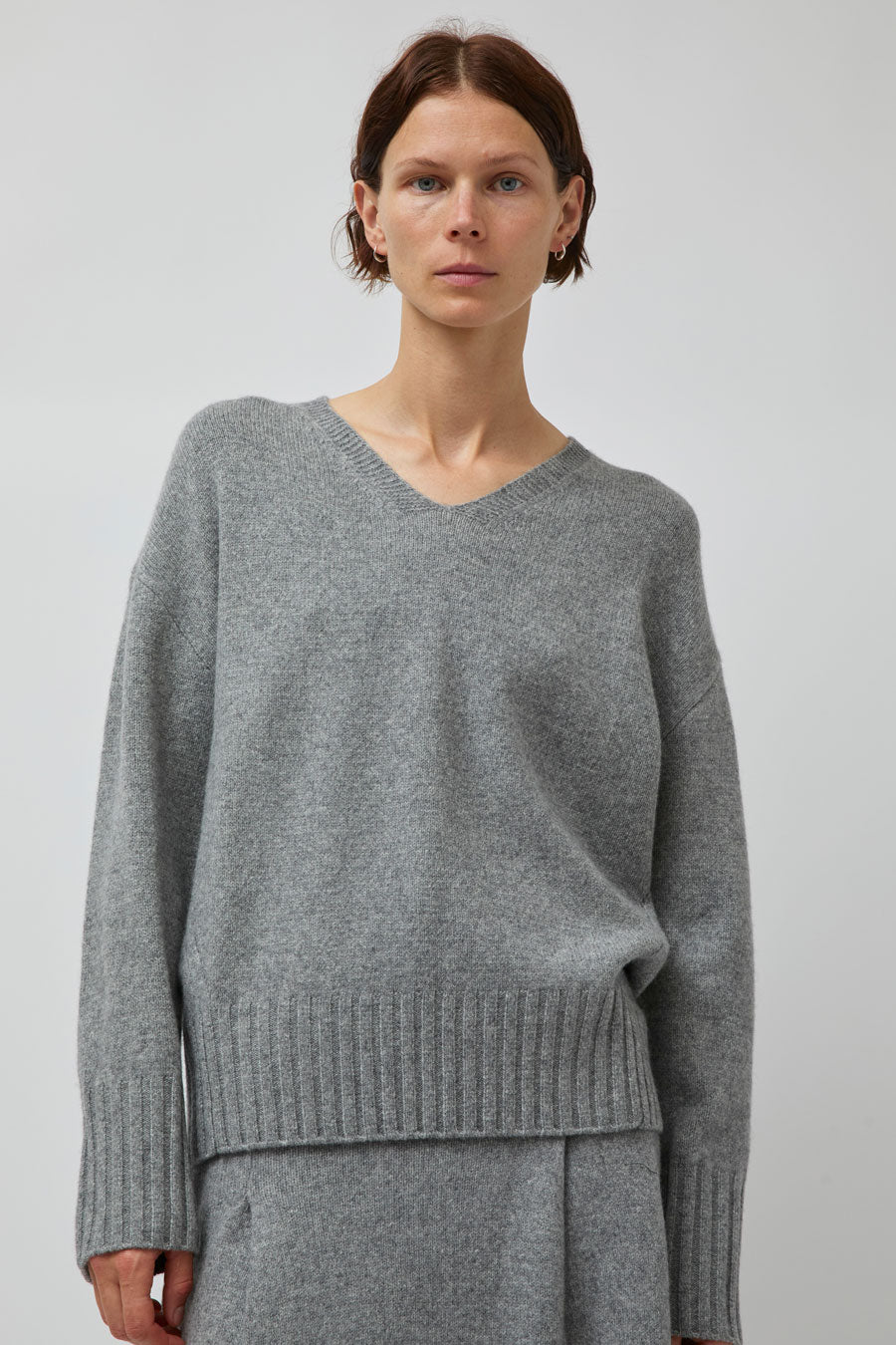 UMARMUNG Wool Cashmere Oversized V Neck Pullover in Heather Grey