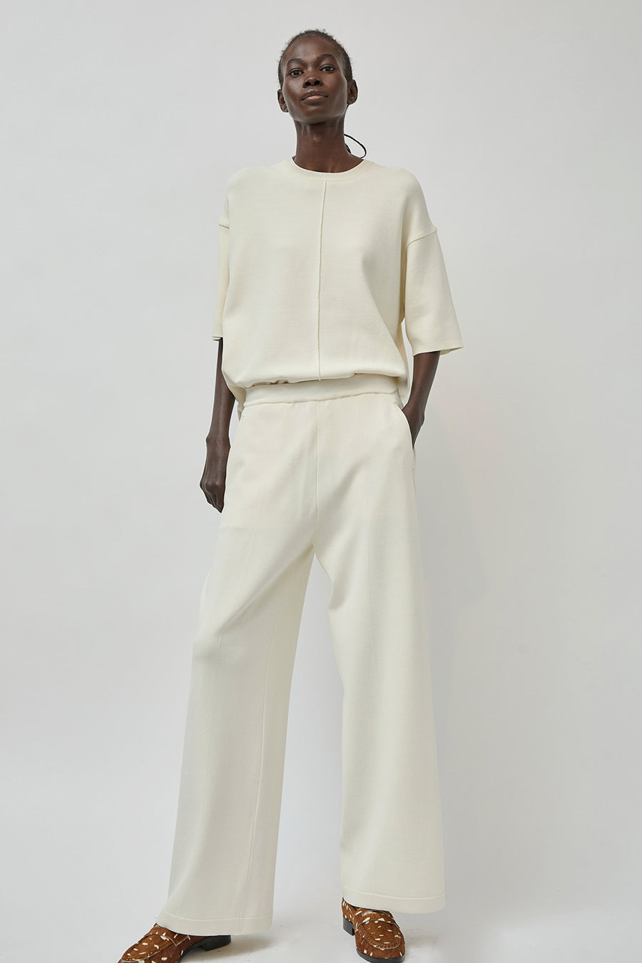 UMARMUNG Center Lined Wide Fit Pants in Ivory
