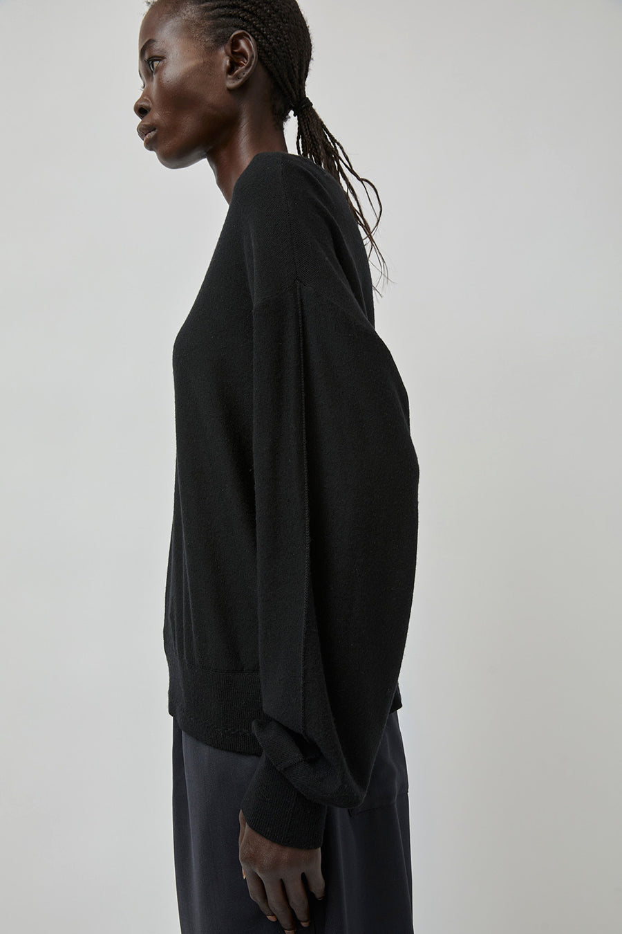 UMARMUNG Extra Fine Merino Wool V Neck Pullover in Black