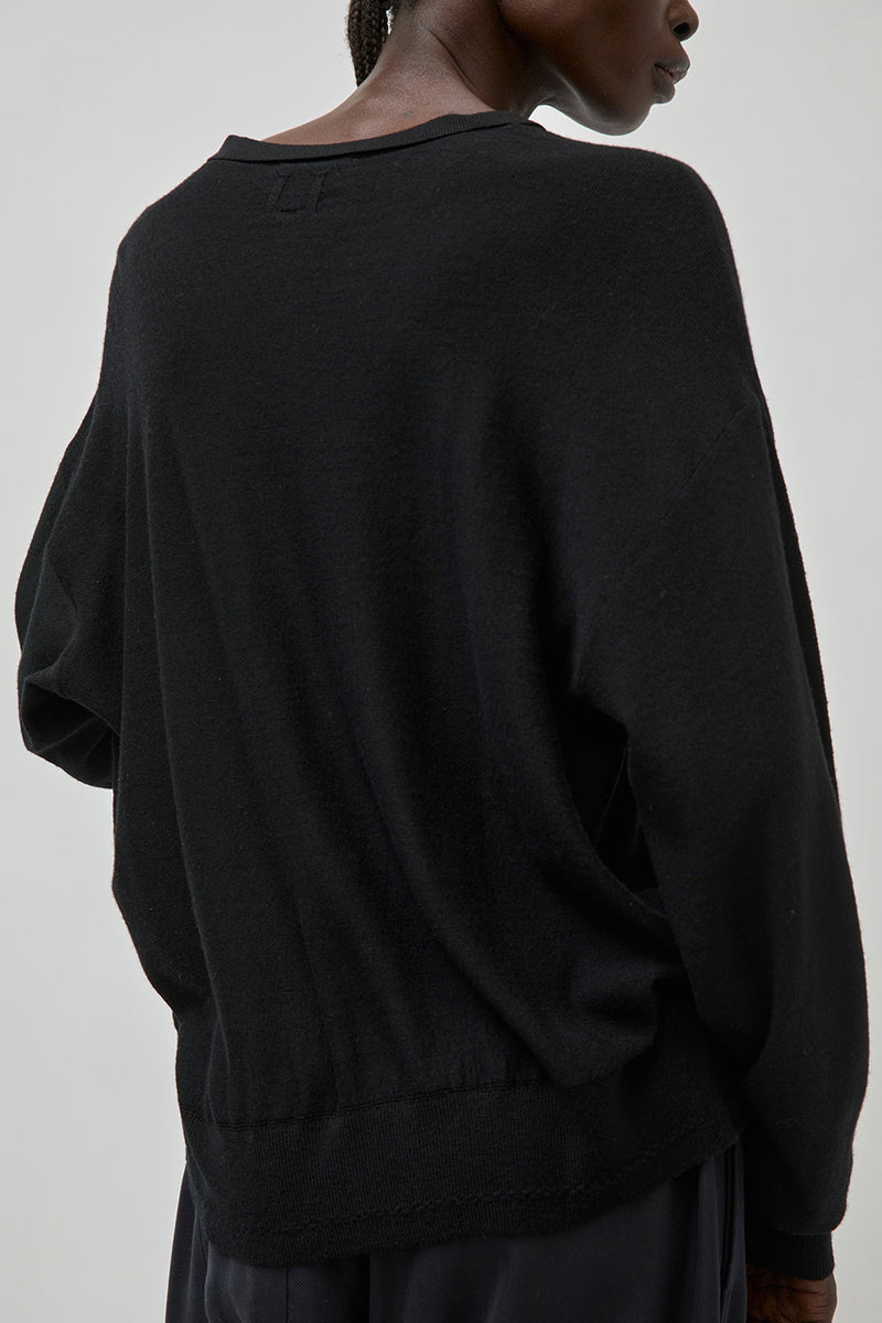 UMARMUNG Extra Fine Merino Wool V Neck Pullover in Black