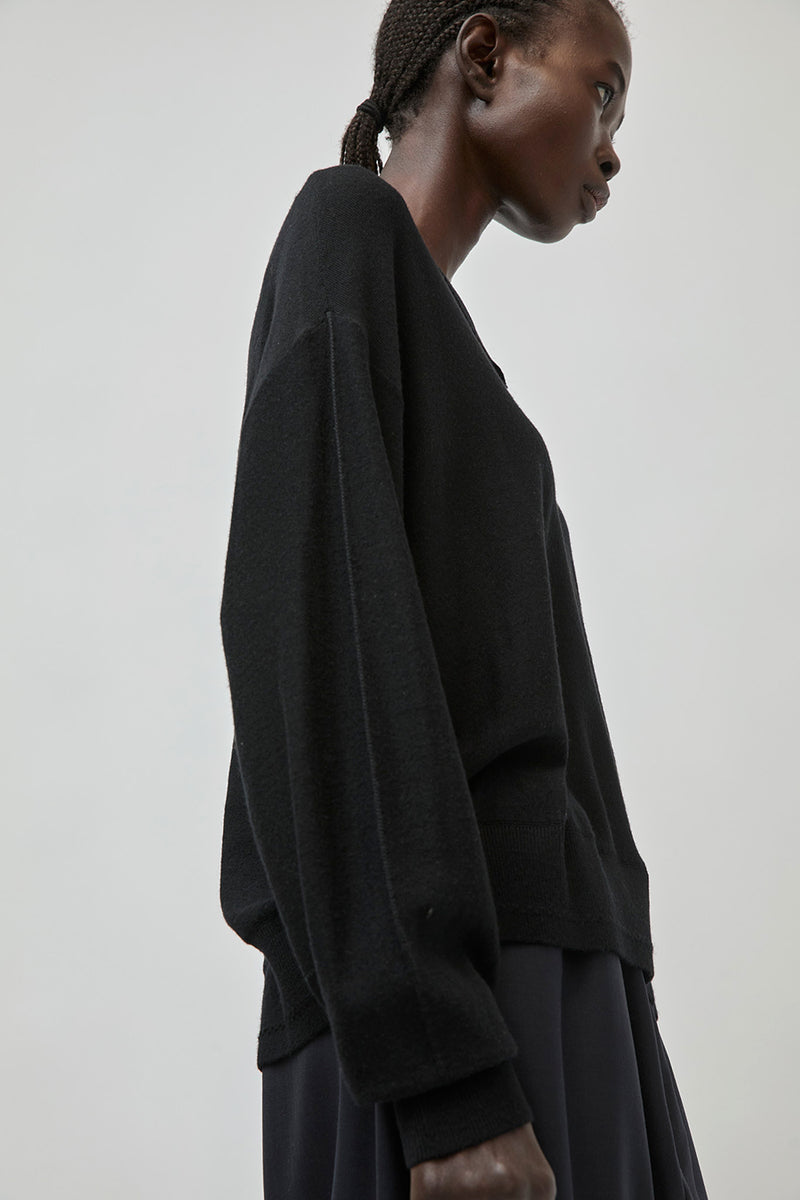 UMARMUNG Extra Fine Merino Wool V Neck Pullover in Black