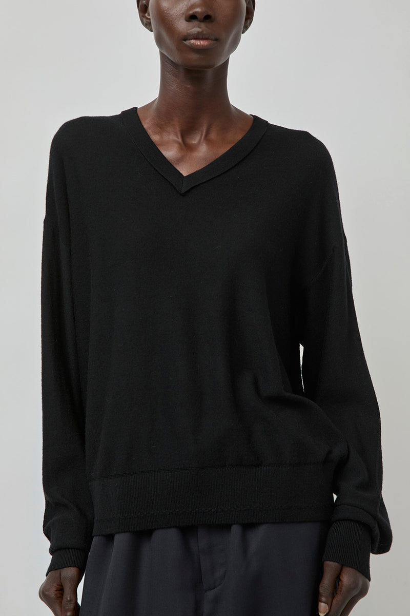 UMARMUNG Extra Fine Merino Wool V Neck Pullover in Black