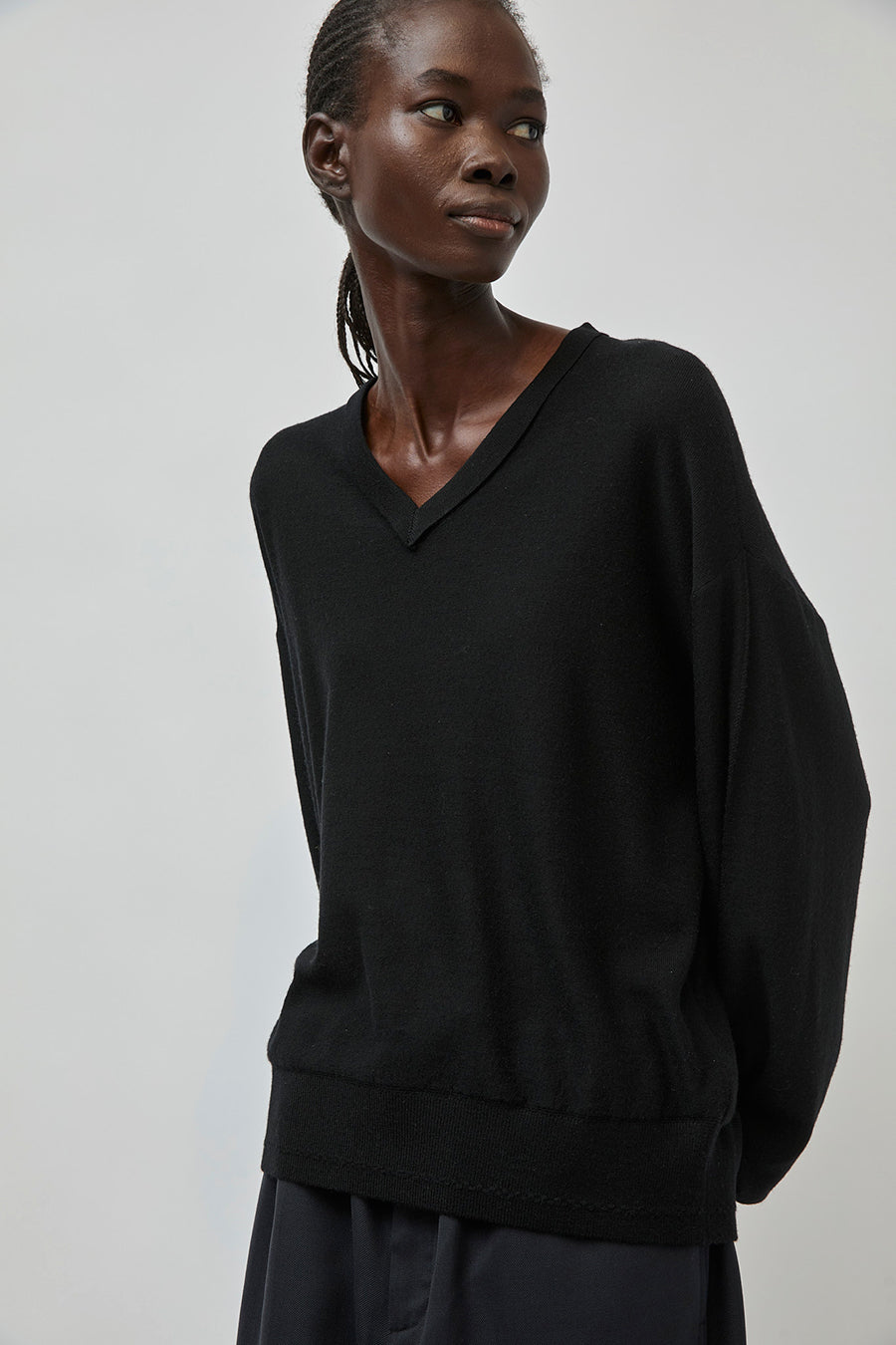 UMARMUNG Extra Fine Merino Wool V Neck Pullover in Black
