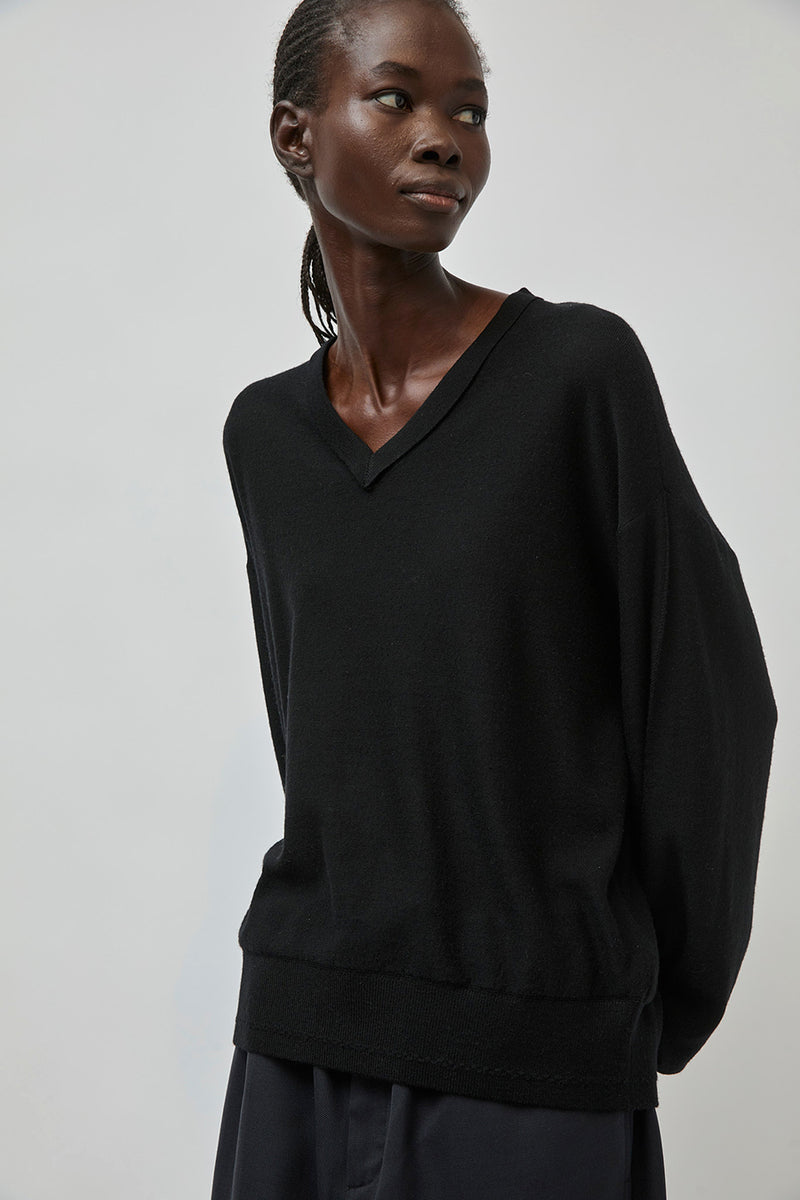 UMARMUNG Extra Fine Merino Wool V Neck Pullover in Black