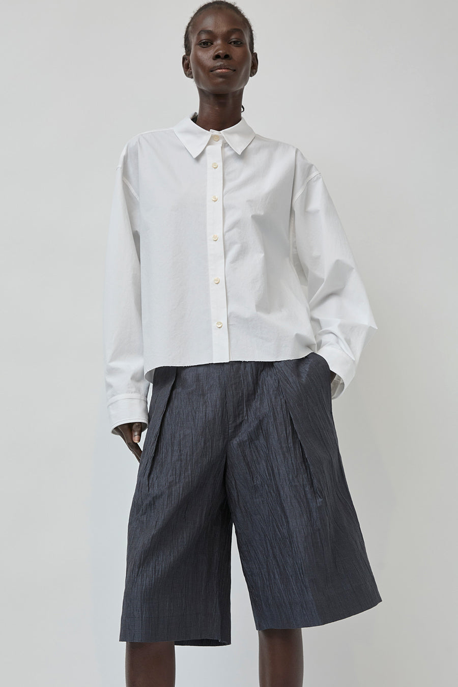 UMARMUNG Japanese Crinkled Linen Bermuda Pants in Mystic Navy