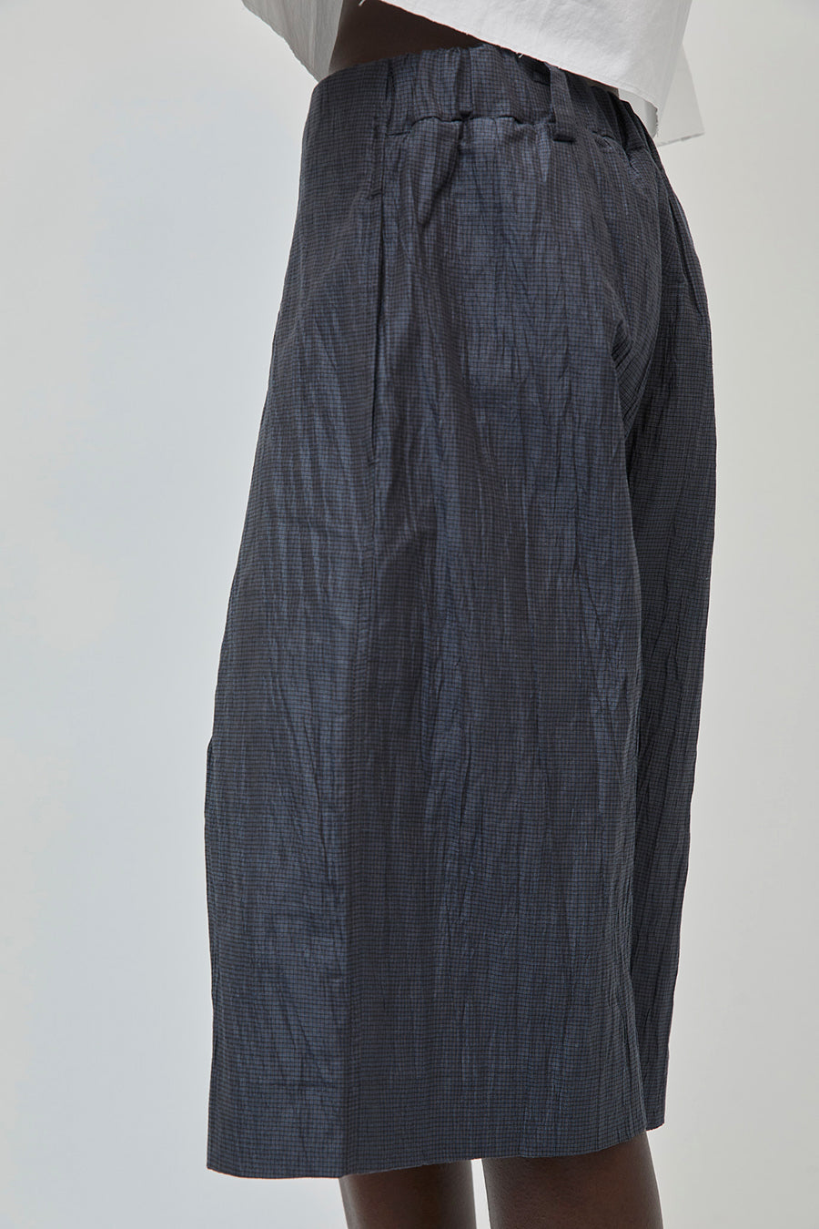 UMARMUNG Japanese Crinkled Linen Bermuda Pants in Mystic Navy