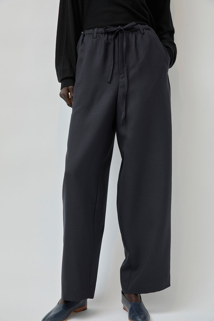 UMARMUNG Japanese Tropical Wool Fluid Pants in Midnight