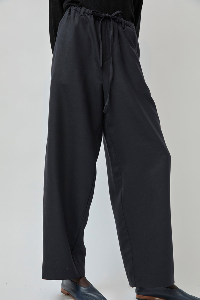 UMARMUNG Japanese Tropical Wool Fluid Pants in Midnight
