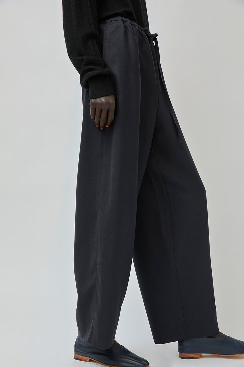 UMARMUNG Japanese Tropical Wool Fluid Pants in Midnight