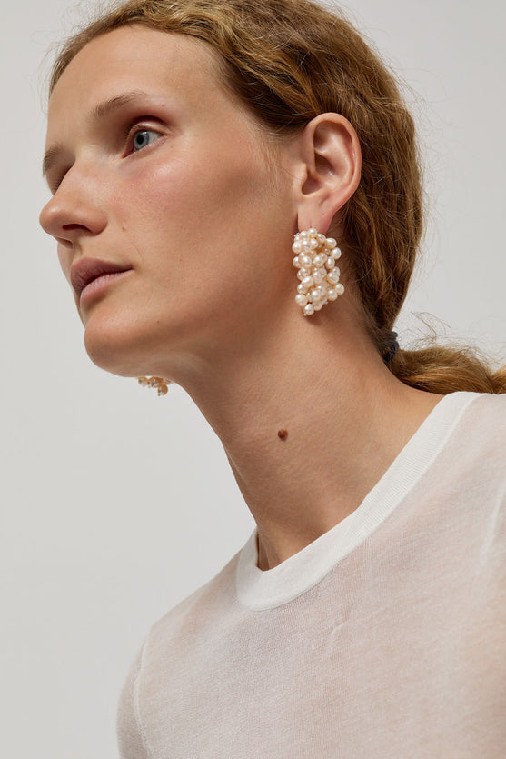 YVMIN Logo Pearl Cluster Earrings in White