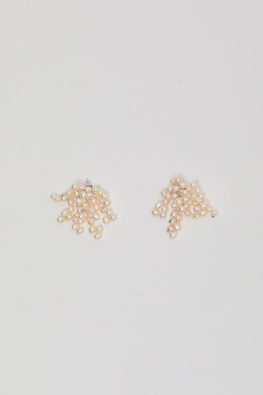 YVMIN Logo Pearl Cluster Earrings in White