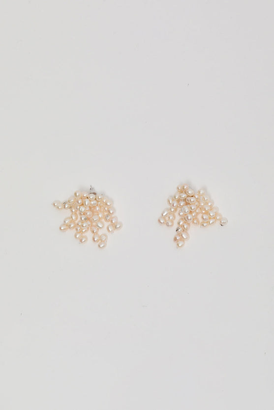 YVMIN Logo Pearl Cluster Earrings in White