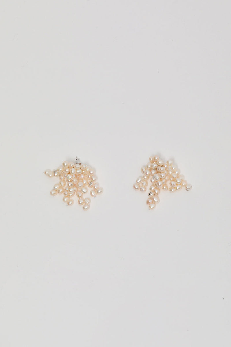 YVMIN Logo Pearl Cluster Earrings in White