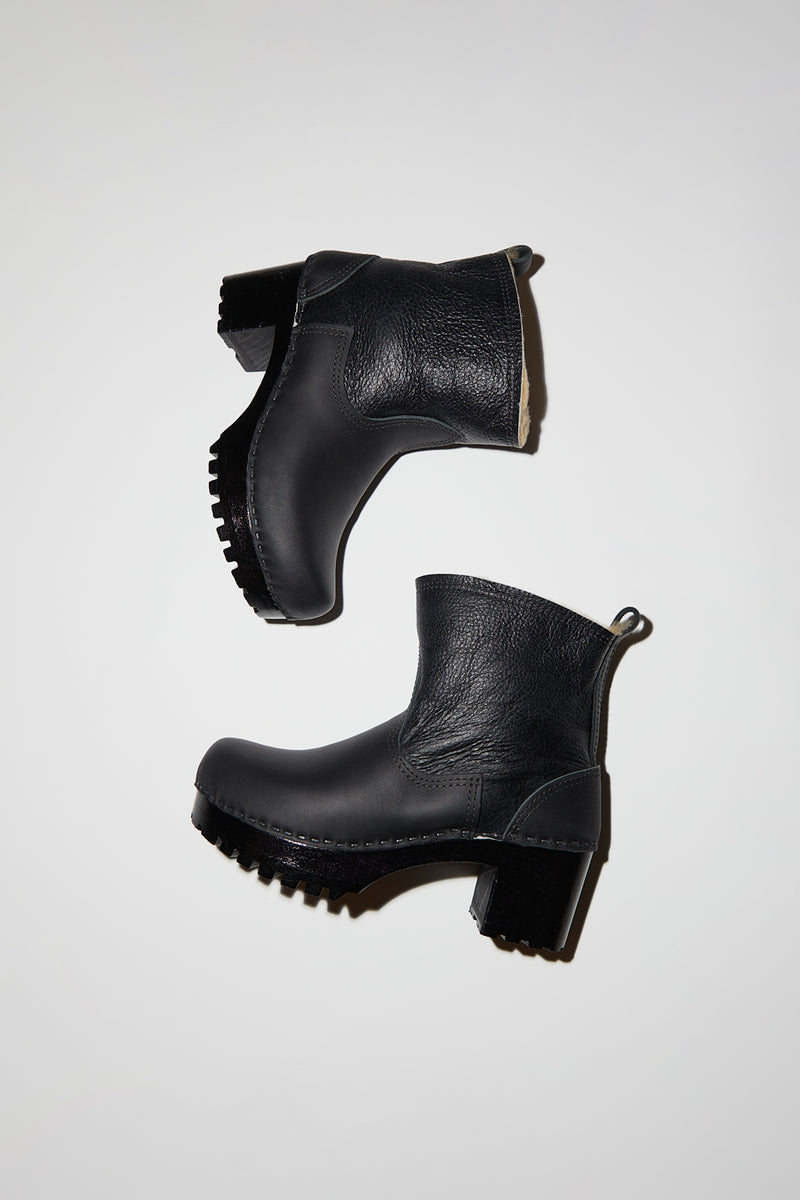 No.6 5" Pull On Shearling Clog Boot on Mid Tread in Ink Aviator on Black Base