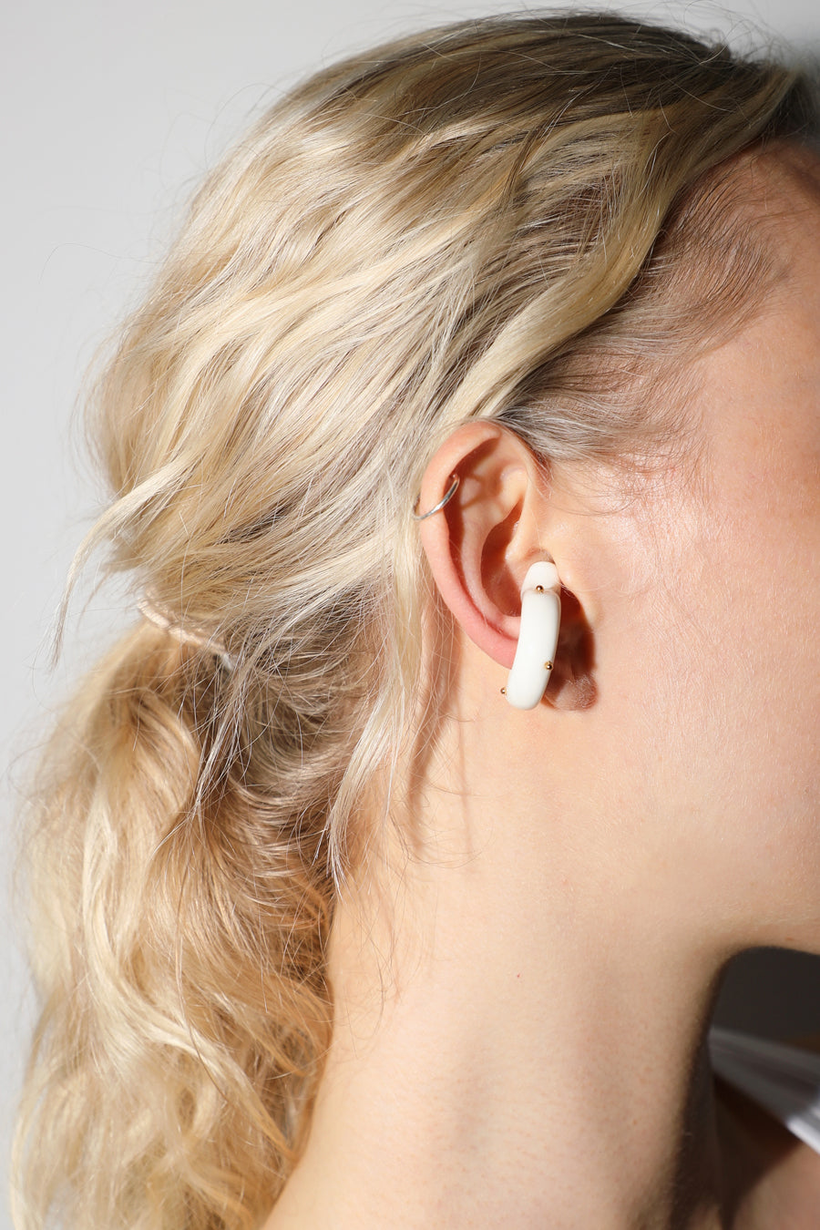 Hannayoo Works Pied Teardrop Single Ear Cuff in White