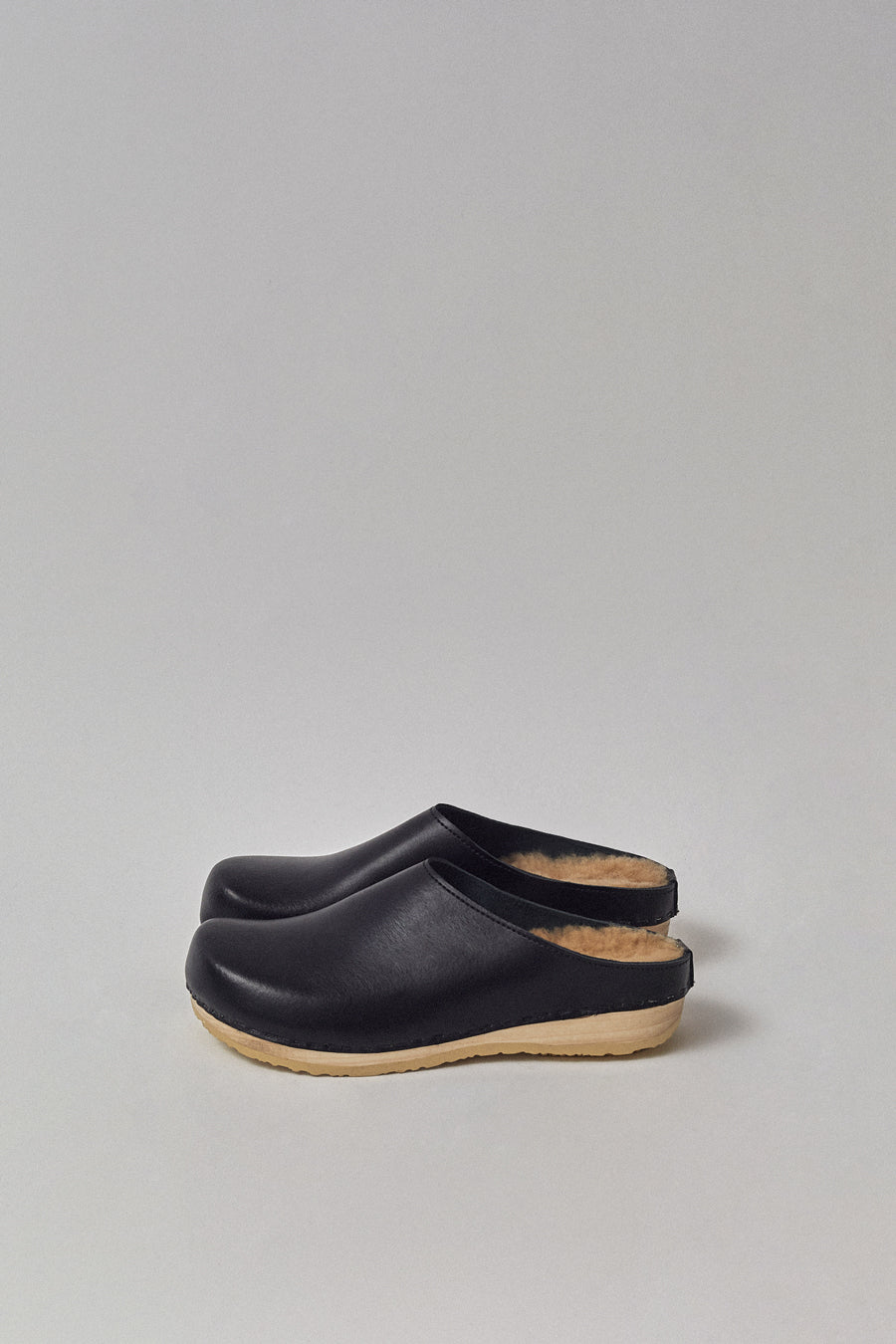 No.6 Reid Clog with Shearling on Flat Base in Jet